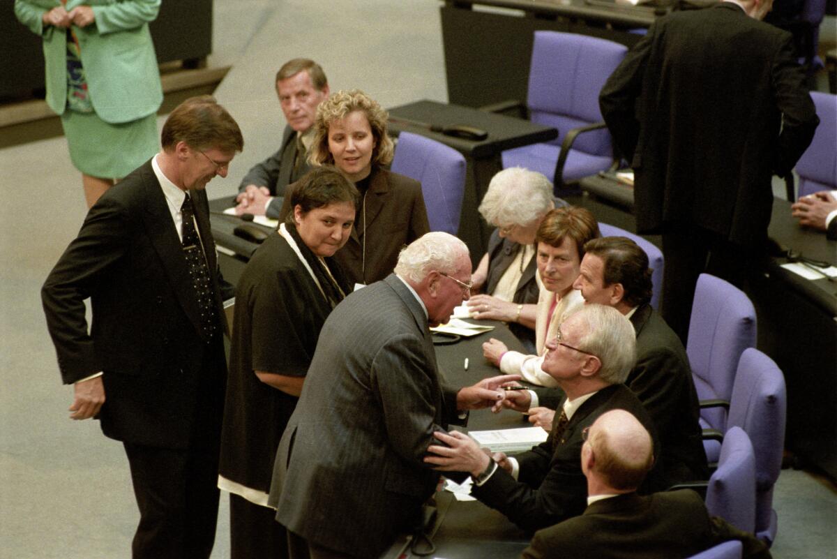 Rau, Johannes; Stücklen, Richard Bundesversammlung am 23. Mai 1999 im Plenarsaal in Berlin. Bundestagspräsident a.D. Richard Stücklen gratuliert dem neuen Bundespräsidenten Johannes Rau.; Bundesversammlung, Plenarsaal, Gratulation, gratulieren