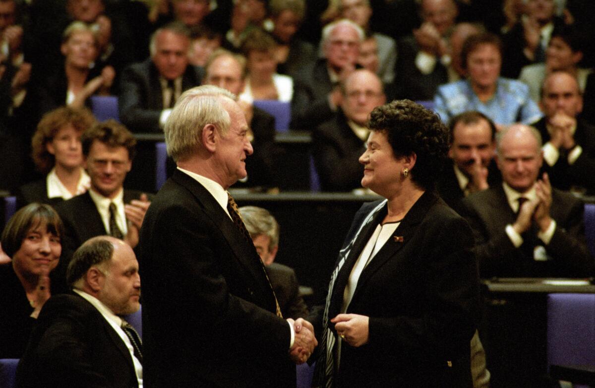 Rau, Johannes; Schipanski, Dagmar Bundesversammlung am 23. Mai 1999 im Plenarsaal in Berlin. Frau Dr. Dagmar Schipanski gratuliert dem neuen Bundespräsidenten Johannes Rau.; Bundesversammlung, Plenarsaal, Gratulation, gratulieren