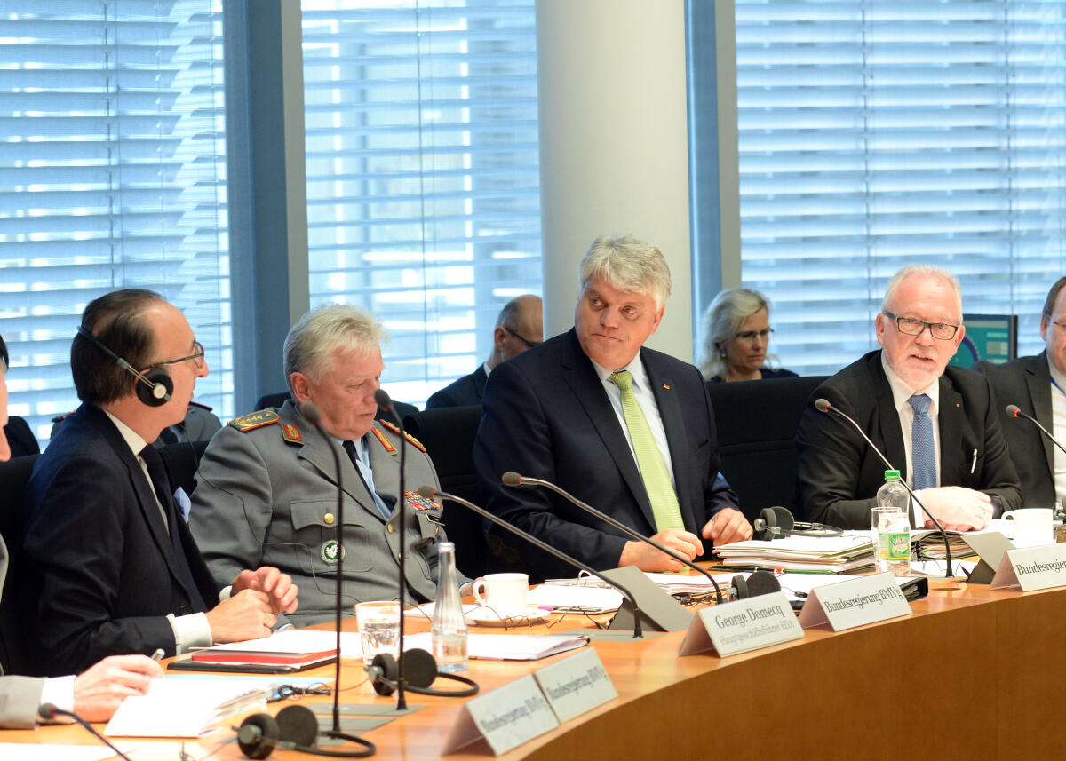 Der Generalsekretär der EDA, Jorge Domecq, (li), ist zu Gast beim Verteidigungsausschuss des Deutschen Bundestages. Wolfgang Hellmich, (re), SPD, Vorsitzender des Ausschusses, begrüßt den Gast und leitet die Sitzung.; Übersicht. Hellmich, Wolfgang; Domecq, Jorge Der Generalsekretär der EDA, Jorge Domecq, (li), ist zu Gast beim Verteidigungsausschuss des Deutschen Bundestages. Wolfgang Hellmich, (re), SPD, Vorsitzender des Ausschusses, begrüßt den Gast und leitet die Sitzung.; Übersicht.