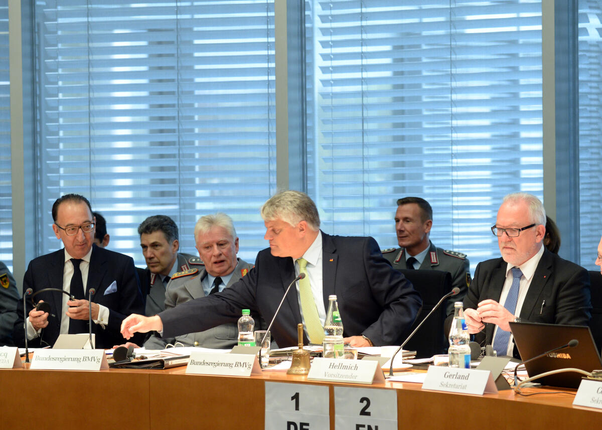 Der Generalsekretär der EDA, Jorge Domecq, (li), ist zu Gast beim Verteidigungsausschuss des Deutschen Bundestages. Wolfgang Hellmich, (re), SPD, Vorsitzender des Ausschusses, begrüßt den Gast und leitet die Sitzung.; Übersicht. Hellmich, Wolfgang; Domecq, Jorge Der Generalsekretär der EDA, Jorge Domecq, (li), ist zu Gast beim Verteidigungsausschuss des Deutschen Bundestages. Wolfgang Hellmich, (re), SPD, Vorsitzender des Ausschusses, begrüßt den Gast und leitet die Sitzung.; Übersicht.