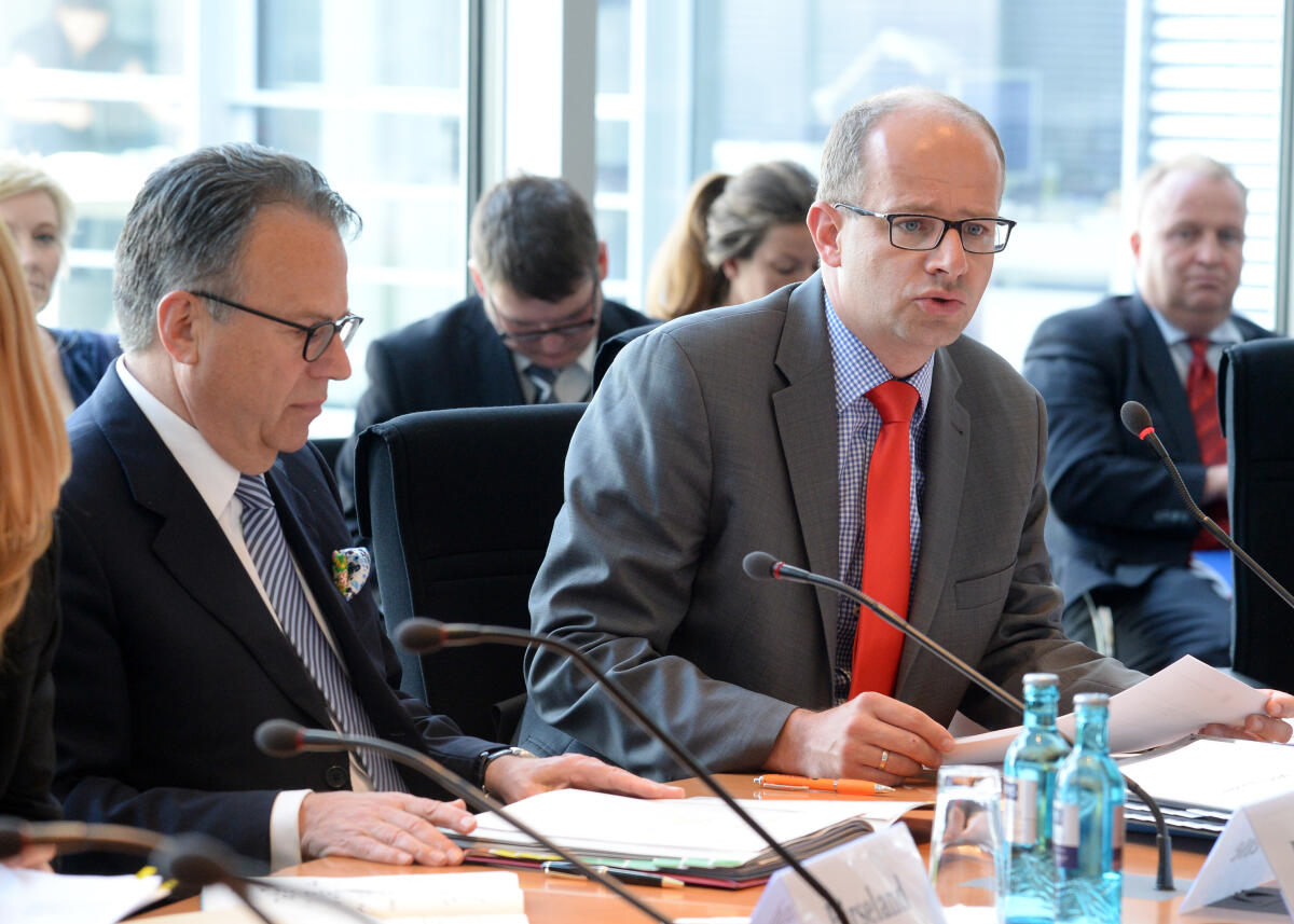 Michael Brand, (re), CDU/CSU, Vorsitzender des Ausschusses des Deutschen Bundestages für Menschenrechte und humanitäre Hilfe, begrüßt den Leiter des Bundesamtes für Migration und Flüchtlinge, Dr. Frank-Jürgen Weise, (li), im Ausschuss. Brand, Michael; Weise, Frank-Jürgen Michael Brand, (re), CDU/CSU, Vorsitzender des Ausschusses des Deutschen Bundestages für Menschenrechte und humanitäre Hilfe, begrüßt den Leiter des Bundesamtes für Migration und Flüchtlinge, Dr. Frank-Jürgen Weise, (li), im Ausschuss.