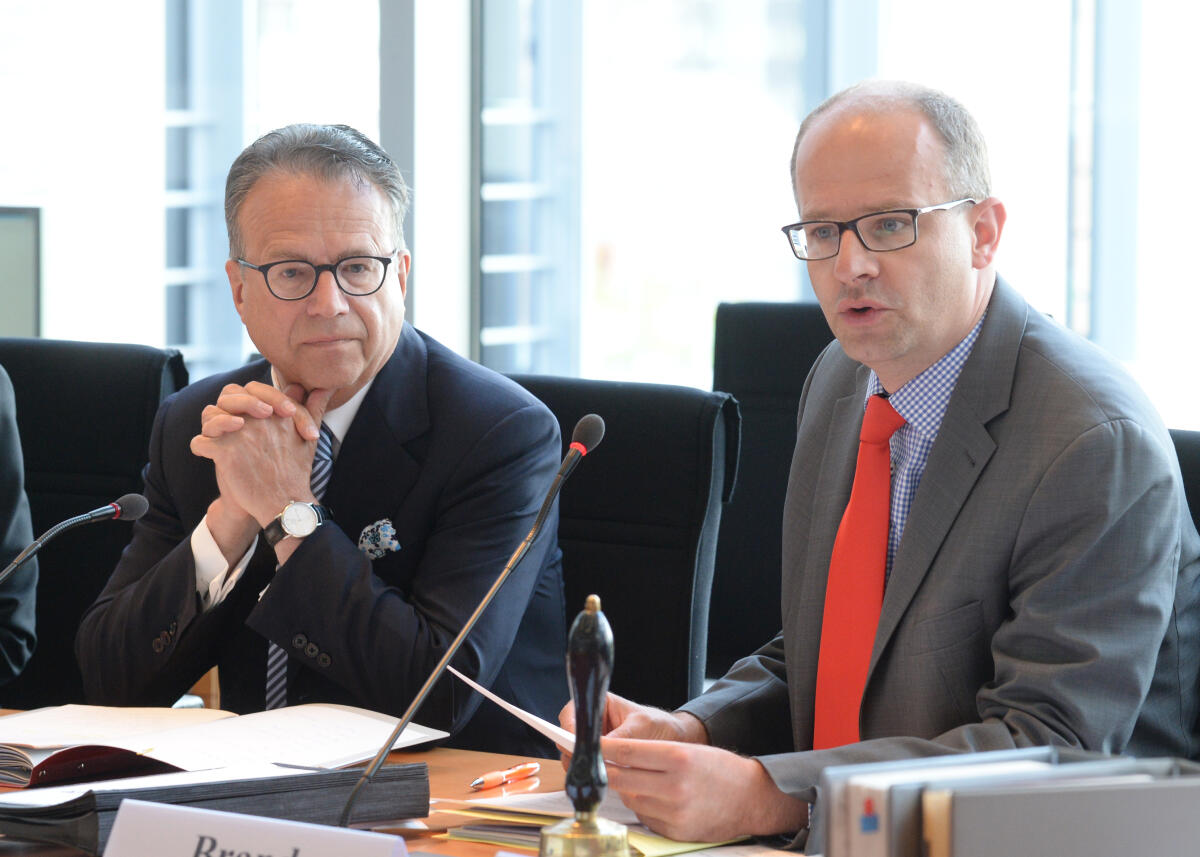Michael Brand, (re), CDU/CSU, Vorsitzender des Ausschusses des Deutschen Bundestages für Menschenrechte und humanitäre Hilfe, begrüßt den Leiter des Bundesamtes für Migration und Flüchtlinge, Dr. Frank-Jürgen Weise, (li), im Ausschuss. Brand, Michael; Weise, Frank-Jürgen Michael Brand, (re), CDU/CSU, Vorsitzender des Ausschusses des Deutschen Bundestages für Menschenrechte und humanitäre Hilfe, begrüßt den Leiter des Bundesamtes für Migration und Flüchtlinge, Dr. Frank-Jürgen Weise, (li), im Ausschuss.