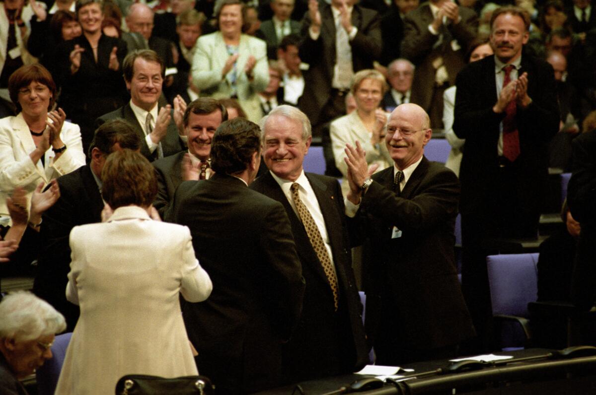 Rau, Johannes; Schröder, Gerhard; Struck, Peter; Müntefering, Franz; Trittin, Jürgen Bundesversammlung am 23. Mai 1999 im Plenarsaal in Berlin. Bundeskanzler Gerhard Schröder (SPD) gratuliert dem neuen Bundespräsidenten Johannes Rau.; Bundesversammlung, Plenarsaal, Gratulation, gratulieren