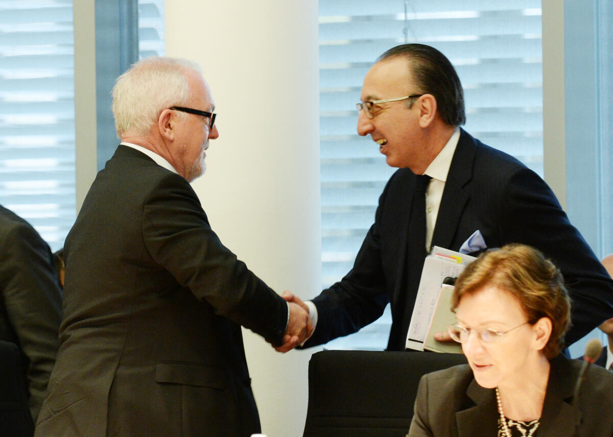 Hellmich, Wolfgang; Domecq, Jorge Der Generalsekretär der EDA, Jorge Domecq, (re), ist zu Gast beim Verteidigungsausschuss des Deutschen Bundestages. Wolfgang Hellmich, (li), SPD, Vorsitzender des Ausschusses, begrüßt den Gast und leitet die Sitzung.; Geste, Gestik.