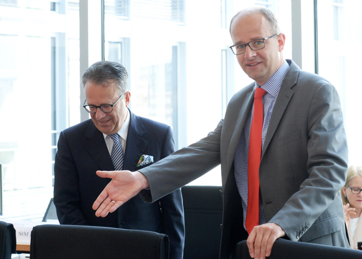 Michael Brand, (re), CDU/CSU, Vorsitzender des Ausschusses des Deutschen Bundestages für Menschenrechte und humanitäre Hilfe, begrüßt den Leiter des Bundesamtes für Migration und Flüchtlinge, Dr. Frank-Jürgen Weise, (li), im Ausschuss. Brand, Michael; Weise, Frank-Jürgen Michael Brand, (re), CDU/CSU, Vorsitzender des Ausschusses des Deutschen Bundestages für Menschenrechte und humanitäre Hilfe, begrüßt den Leiter des Bundesamtes für Migration und Flüchtlinge, Dr. Frank-Jürgen Weise, (li), im Ausschuss.