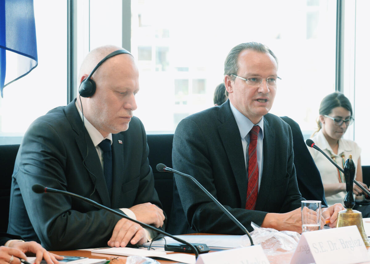 Der Präsident der Staatsversammlung der Republik Slowenien, Milan Brglez, (li), ist zu Gast beim Ausschuss des Deutschen Bundestages für die Angelegenheiten der Europäischen Union. Gunther Krichbaum, (re), CDU/CSU, Vorsitzender des Ausschusses, leitet die Sitzung.; Parlamentspräsident. Krichbaum, Gunther; Brglez, Milan Der Präsident der Staatsversammlung der Republik Slowenien, Milan Brglez, (li), ist zu Gast beim Ausschuss des Deutschen Bundestages für die Angelegenheiten der Europäischen Union. Gunther Krichbaum, (re), CDU/CSU, Vorsitzender des Ausschusses, leitet die Sitzung.; Parlamentspräsident.