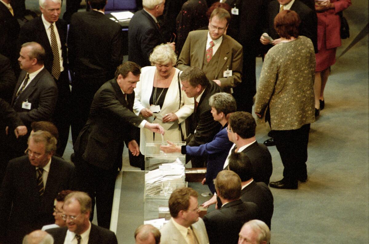 Schröder, Gerhard Bundesversammlung am 23. Mai 1999 im Plenarsaal in Berlin. Bundeskanzler Gerhard Schröder (SPD) gibt seine Stimme ab.; Bundesversammlung, Plenarsaal, Wahl, Stimmabgabe, Abstimmung