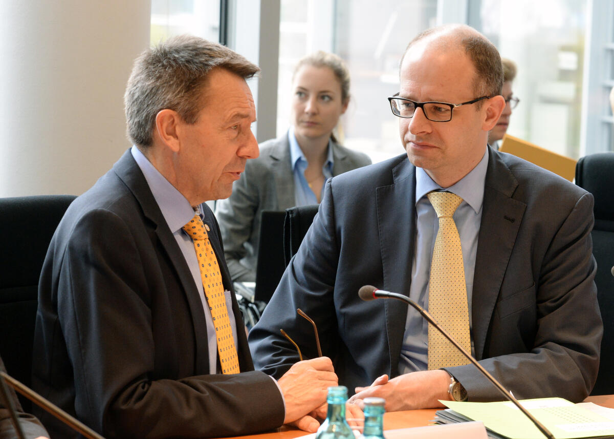 Brand, Michael; Maurer, Peter Der Präsident des Internationalen Komitees vom Roten Kreuz (IKRK), Dr. Peter Maurer, (li), ist zu Gast beim Ausschuss des Deutschen Bundestages für Menschenrechte und humanitäre Hilfe.; Michael Brand, (re), CDU/CSU, Vorsitzender des Ausschusses, leitet die Sitzung.; Geste, Gestik.