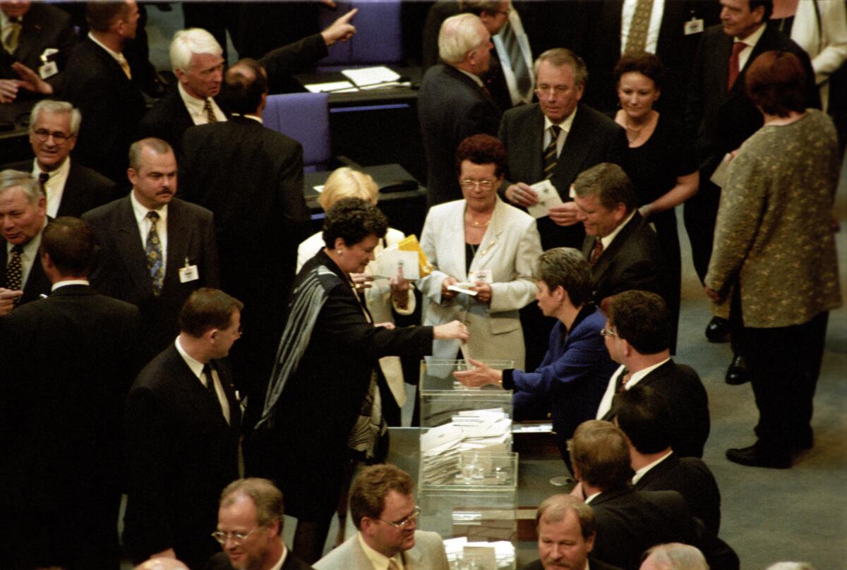 Bundesversammlung am 23. Mai 1999 im Plenarsaal in Berlin.; Bundesversammlung, Plenarsaal, Wahl, Stimmabgabe, Abstimmung Bundesversammlung am 23. Mai 1999 im Plenarsaal in Berlin.; Bundesversammlung, Plenarsaal, Wahl, Stimmabgabe, Abstimmung