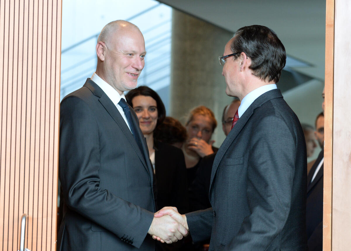 Der Präsident der Staatsversammlung der Republik Slowenien, Milan Brglez, (li), ist zu Gast beim Ausschuss des Deutschen Bundestages für die Angelegenheiten der Europäischen Union. Gunther Krichbaum, (re), CDU/CSU, Vorsitzender des Ausschusses, leitet die Sitzung.; Parlamentspräsident. Krichbaum, Gunther; Brglez, Milan Der Präsident der Staatsversammlung der Republik Slowenien, Milan Brglez, (li), ist zu Gast beim Ausschuss des Deutschen Bundestages für die Angelegenheiten der Europäischen Union. Gunther Krichbaum, (re), CDU/CSU, Vorsitzender des Ausschusses, leitet die Sitzung.; Parlamentspräsident.