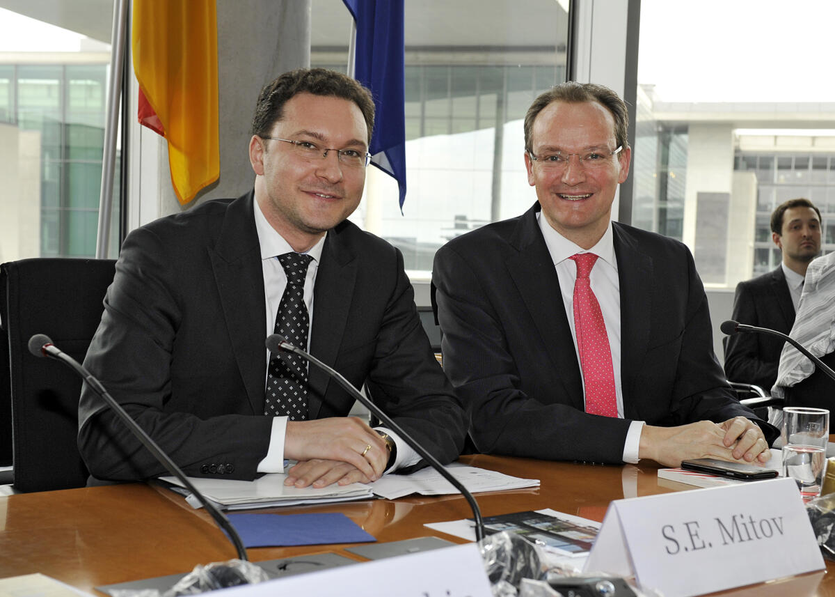 Der Außenminister von Bulgarien, Daniel Mitov, (li), ist zu Gast beim Ausschuss des Deutschen Bundestages für die Angelegenheiten der Europäischen Union. Gunther Krichbaum, (re), CDU/CSU, Vorsitzender des Ausschusses, leitet die Sitzung.; Fahne, Fahnen. Krichbaum, Gunther; Mitov, Daniel Der Außenminister von Bulgarien, Daniel Mitov, (li), ist zu Gast beim Ausschuss des Deutschen Bundestages für die Angelegenheiten der Europäischen Union. Gunther Krichbaum, (re), CDU/CSU, Vorsitzender des Ausschusses, leitet die Sitzung.; Fahne, Fahnen.
