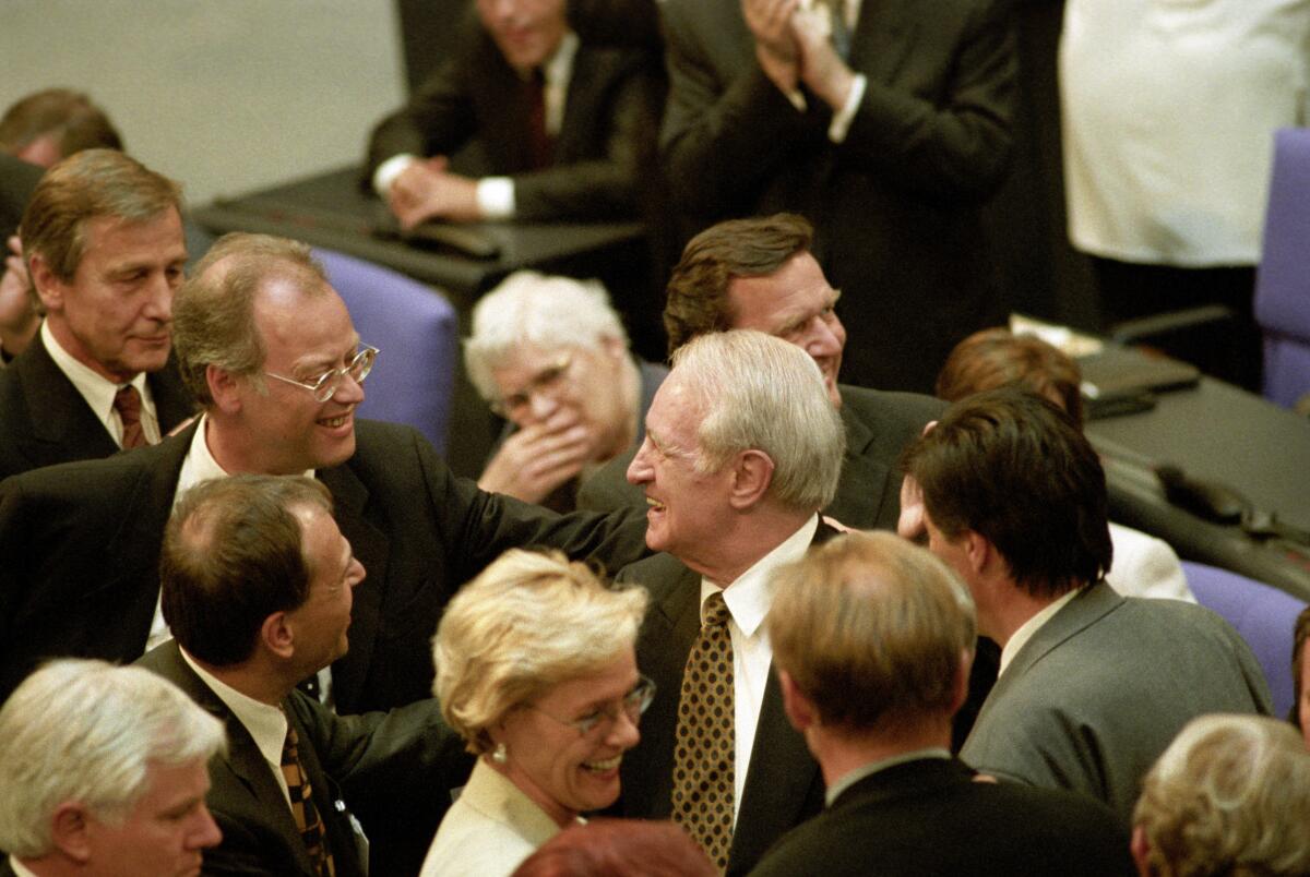 Rau, Johannes; Schröder, Gerhard; Clement, Wolfgang; Scharping, Rudolf Bundesversammlung am 23. Mai 1999 im Plenarsaal in Berlin, bei der Johannes Rau zum Bundespräsidenten gewählt wird. Bad in der Menge der Gratulanten.; Bundesversammlung, Plenarsaal, Gratulation, gratulieren