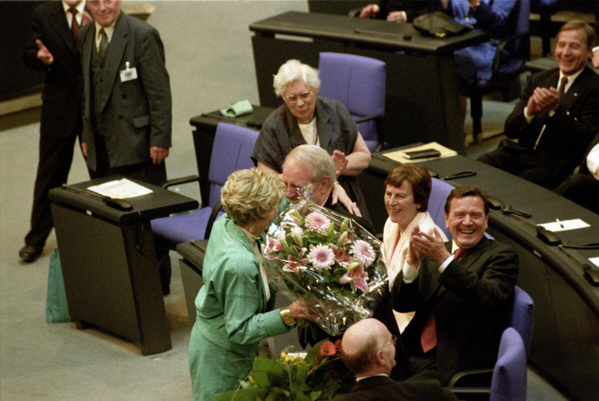 Rau, Johannes; Schröder, Gerhard; Struck, Peter; Ranke-Heinemann, Uta; Clement, Wolfgang Bundesversammlung am 23. Mai 1999 im Plenarsaal in Berlin. Prof. Dr. Uta Ranke-Heinemann gratuliert dem neuen Bundespräsidenten Johannes Rau.; Bundesversammlung, Plenarsaal, Gratulation, gratulieren