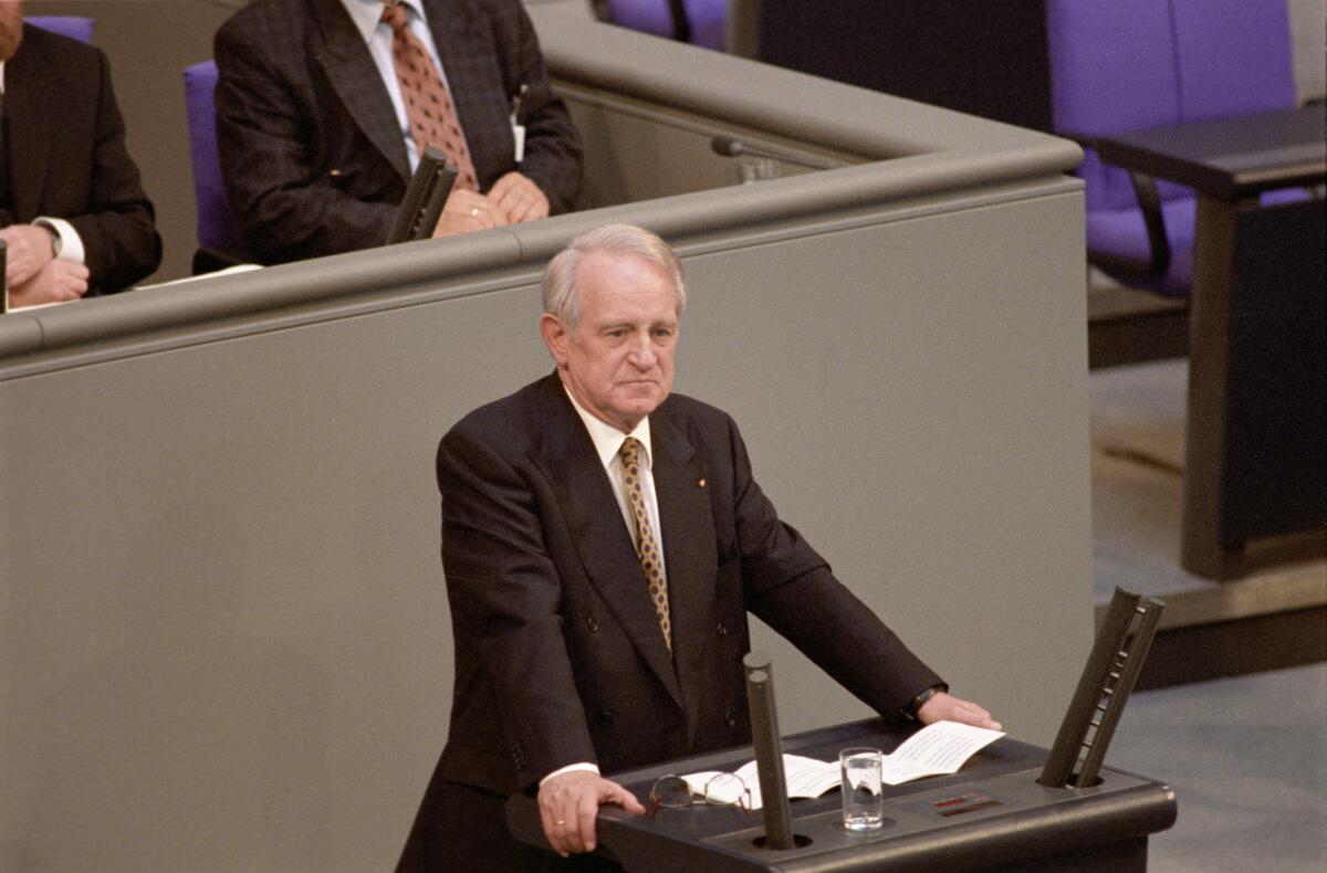 Rau, Johannes Bundesversammlung am 23. Mai 1999 im Plenarsaal in Berlin. Der Bundespräsident Johannes Rau hält eine Rede im Deutschen Bundestag.; Bundesversammlung, Bundespräsident, Plenarsaal, Rede, Rednerpult