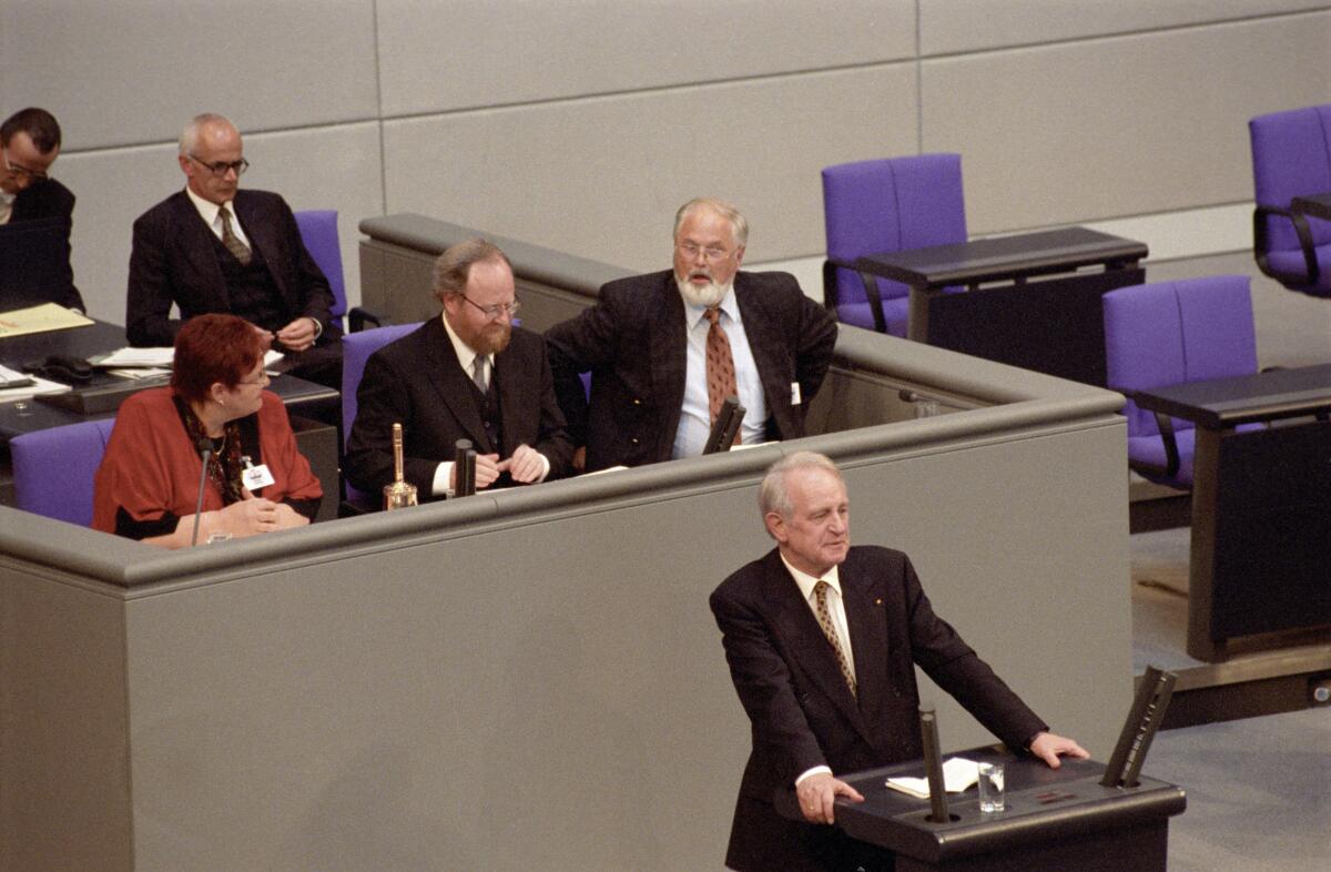 Rau, Johannes; Thierse, Wolfgang Bundesversammlung am 23. Mai 1999 im Plenarsaal in Berlin. Der Bundespräsident Johannes Rau hält eine Rede im Deutschen Bundestag.; Bundesversammlung, Bundespräsident, Plenarsaal, Rede, Rednerpult