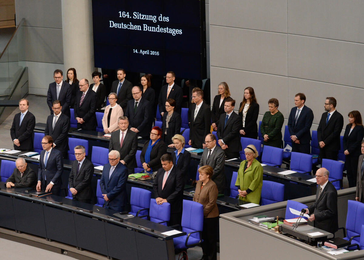 Bundestagspräsident Prof. Dr. Norbert Lammert, (am Rednerpult), CDU/CSU, hat die beiden ehemaligen Abgeordneten und Bundesaußenminister Hans-Dietrich Genscher und Guido Westerwelle gewürdigt. Genscher war am 1. April im Alter von 89 Jahren verstorben; bereits am 18. März erlag Guido Westerwelle einer schweren Krankheit mit 54 Jahren. Noch vor Beginn der Plenarsitzung am Donnerstag, 14. April 2016, erhoben sich alle Abgeordneten zu Ehren der beiden Parlamentarier von ihren Plätzen. In das Gedenken der Parlamentarier eingeschlossen waren der kürzlich verstorbene ungarische Literaturnobelpreisträger Imre Kertesz sowie die Opfer der Terrorattacken in Brüssel und in Lahore in Pakistan.; Übersicht, Rednerpult, Regierungsbank, Plenum. Lammert, Norbert Bundestagspräsident Prof. Dr. Norbert Lammert, (am Rednerpult), CDU/CSU, hat die beiden ehemaligen Abgeordneten und Bundesaußenminister Hans-Dietrich Genscher und Guido Westerwelle gewürdigt. Genscher war am 1. April im Alter von 89 Jahren verstorben; bereits am 18. März erlag Guido Westerwelle einer schweren Krankheit mit 54 Jahren. Noch vor Beginn der Plenarsitzung am Donnerstag, 14. April 2016, erhoben sich alle Abgeordneten zu Ehren der beiden Parlamentarier von ihren Plätzen. In das Gedenken der Parlamentarier eingeschlossen waren der kürzlich verstorbene ungarische Literaturnobelpreisträger Imre Kertesz sowie die Opfer der Terrorattacken in Brüssel und in Lahore in Pakistan.; Übersicht, Rednerpult, Regierungsbank, Plenum.
