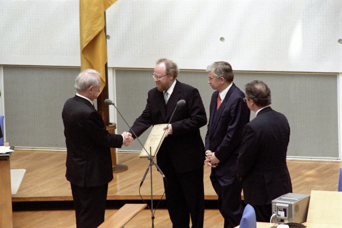 Rau, Johannes; Thierse, Wolfgang; Koch, Roland Eidesleistung und Vereidigung des Bundespräsidenten Johannes Rau. Bundestagspräsident Wolfgang Thierse (SPD) gratuliert dem Bundespräsidenten Johannes Rau.; Vereidigung, Eidesleistung, Bundespräsident, Bundestagspräsident, Plenarsaal