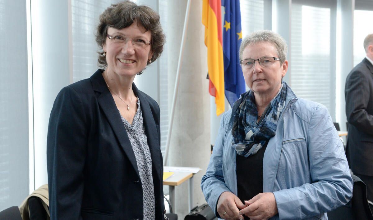 Steinke, Kersten Die Vorsitzende des Petitionsausschusses des Deutschen Bundestages, Kersten Steinke, Die Linke, (re), und die Petentin Monika Otte, (li).
