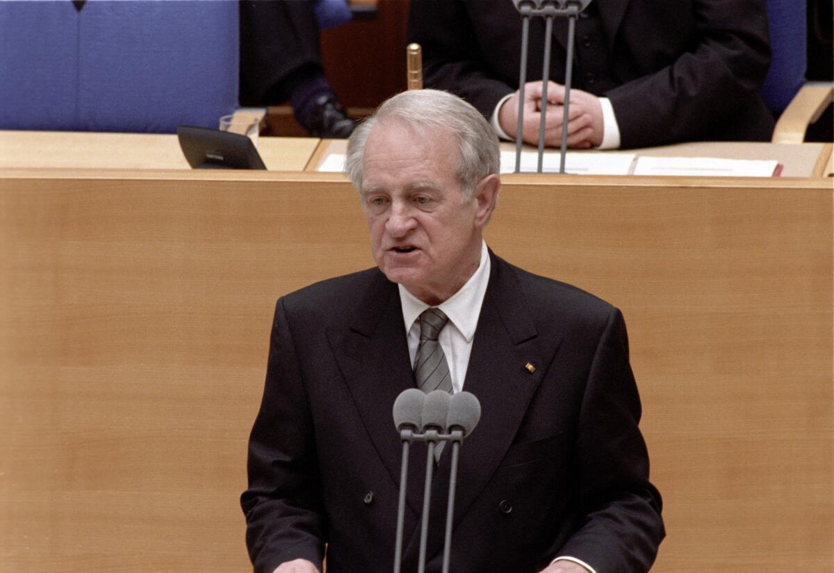 Rau, Johannes Eidesleistung und Vereidigung des Bundespräsidenten Johannes Rau. Bundespräsidenten Johannes Rau hält eine Rede im Deutschen Bundestag.; Vereidigung, Eidesleistung, Bundespräsident, Rede, Plenarsaal