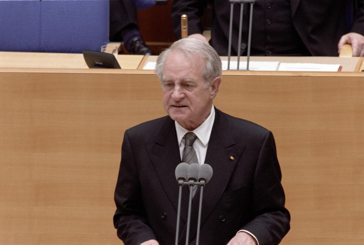 Rau, Johannes Eidesleistung und Vereidigung des Bundespräsidenten Johannes Rau. Bundespräsident Johannes Rau hält eine Rede im Deutschen Bundestag.; Vereidigung, Eidesleistung, Bundespräsident, Rede, Plenarsaal