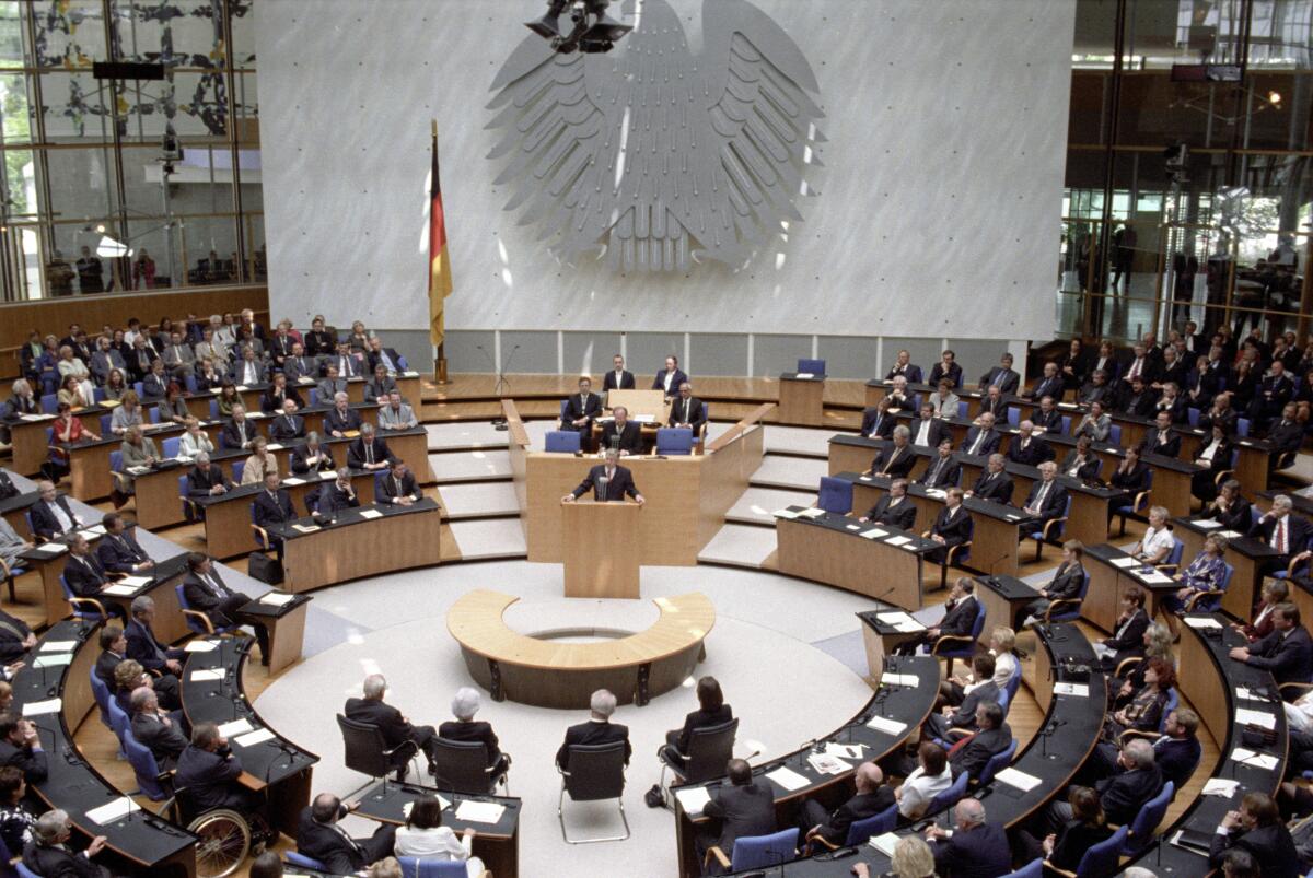 Rau, Johannes; Koch, Roland; Thierse, Wolfgang Eidesleistung und Vereidigung des Bundespräsidenten Johannes Rau. Bundesratspräsident Roland Koch (CDU) hält eine Rede im Deutschen Bundestag.; Vereidigung, Eidesleistung, Bundespräsident, Bundesratspräsident , Rede, Plenarsaal