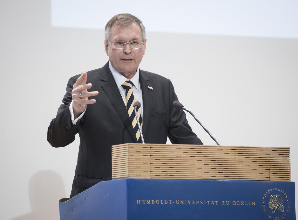 Singhammer, Johannes Johannes Singhammer, Vizepräsident des Deutschen Bundestages, MdB, während der Auftaktveranstaltung des Internationalen Parlaments-Stipendiums 2016 in der Humboldt Universität zu Berlin.; Stipendium, Stipendiat, Stipendiaten, Bühne, Rede, Geste, Gestik, IPS, Bundestagsvizepräsident