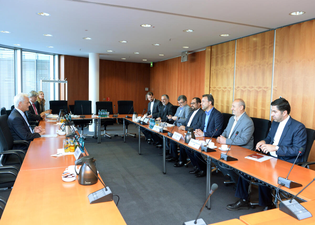 Dr. Peter Ramsauer, (li), CDU/CSU, Vorsitzender des Ausschusses des Deutschen Bundestages für Wirtschaft und Energie, empfängt eine Delegation des Ausschusses für Energie im Parlament der Islamischen Republik Iran, zu einem Gespräch.; Übersicht. Ramsauer, Peter Dr. Peter Ramsauer, (li), CDU/CSU, Vorsitzender des Ausschusses des Deutschen Bundestages für Wirtschaft und Energie, empfängt eine Delegation des Ausschusses für Energie im Parlament der Islamischen Republik Iran, zu einem Gespräch.; Übersicht.