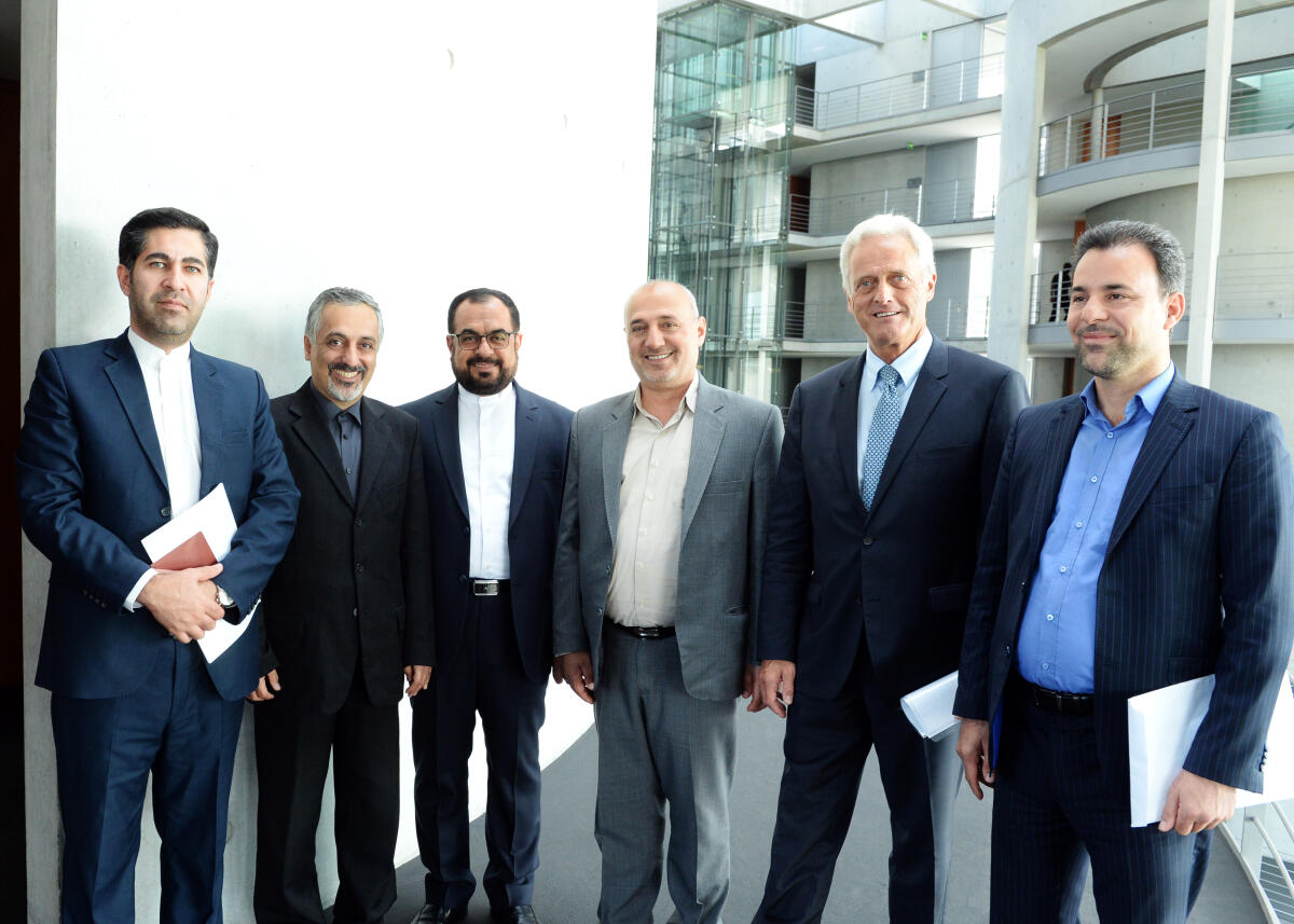 Dr. Peter Ramsauer, (2.v.re), CDU/CSU, Vorsitzender des Ausschusses des Deutschen Bundestages für Wirtschaft und Energie, empfängt eine Delegation des Ausschusses für Energie im Parlament der Islamischen Republik Iran, zu einem Gespräch.; Gruppenfoto. Ramsauer, Peter Dr. Peter Ramsauer, (2.v.re), CDU/CSU, Vorsitzender des Ausschusses des Deutschen Bundestages für Wirtschaft und Energie, empfängt eine Delegation des Ausschusses für Energie im Parlament der Islamischen Republik Iran, zu einem Gespräch.; Gruppenfoto.