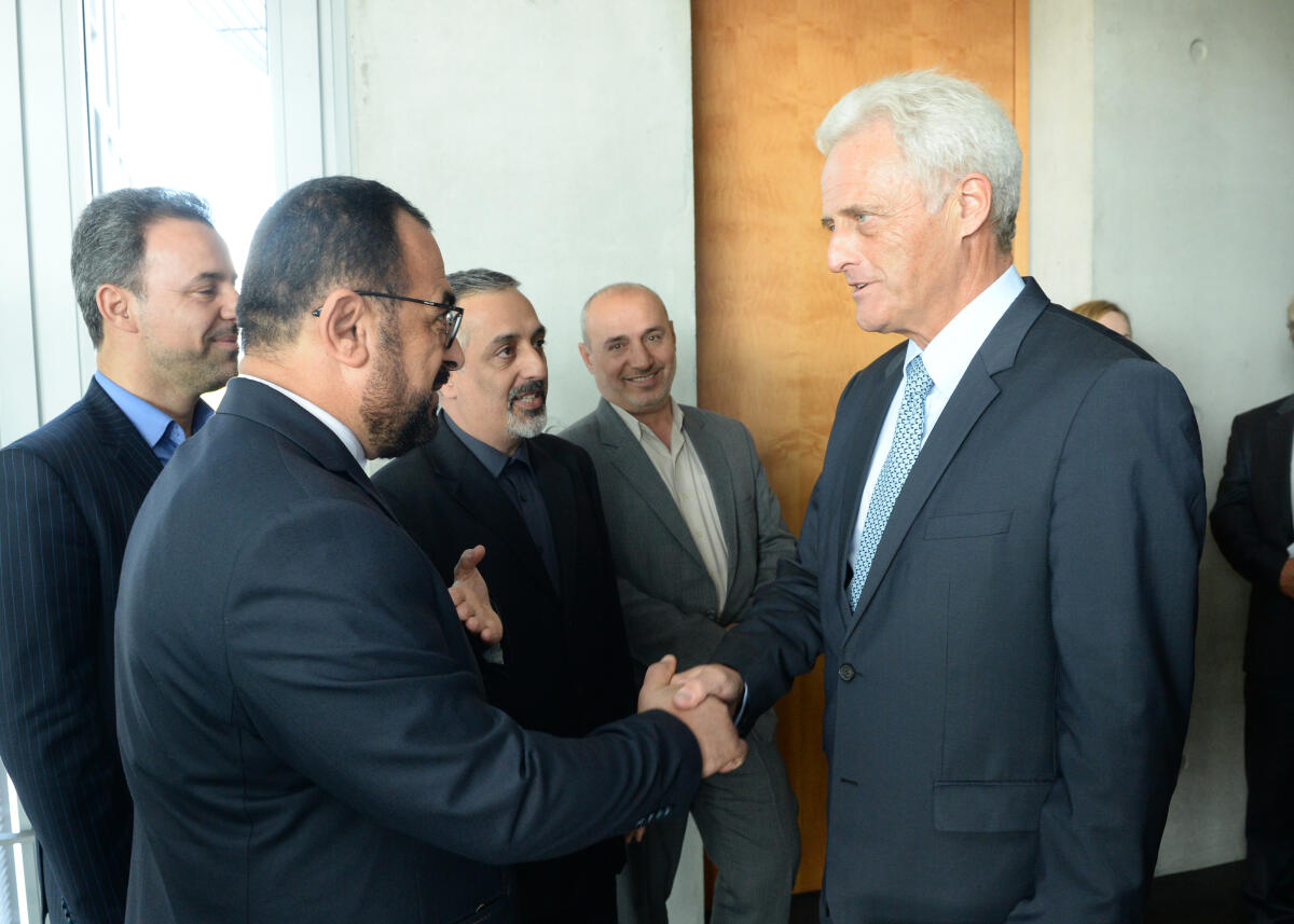 Dr. Peter Ramsauer, (re), CDU/CSU, Vorsitzender des Ausschusses des Deutschen Bundestages für Wirtschaft und Energie, empfängt eine Delegation des Ausschusses für Energie im Parlament der Islamischen Republik Iran, zu einem Gespräch.; Geste, Gestik. Ramsauer, Peter Dr. Peter Ramsauer, (re), CDU/CSU, Vorsitzender des Ausschusses des Deutschen Bundestages für Wirtschaft und Energie, empfängt eine Delegation des Ausschusses für Energie im Parlament der Islamischen Republik Iran, zu einem Gespräch.; Geste, Gestik.