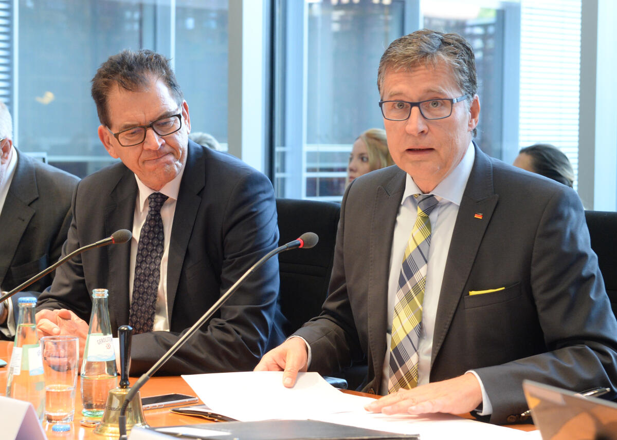 Jens Koeppen, (re), CDU/CSU, Vorsitzender des Ausschusses des Deutschen Bundestages Digitale Agenda, begrüßt den Bundesminister für wirtschaftliche Zusammenarbeit und Entwicklung, Dr. Gerd Müller, (li), der an einer Ausschusssitzung teilnimmt. Koeppen, Jens; Müller, Gerd Jens Koeppen, (re), CDU/CSU, Vorsitzender des Ausschusses des Deutschen Bundestages Digitale Agenda, begrüßt den Bundesminister für wirtschaftliche Zusammenarbeit und Entwicklung, Dr. Gerd Müller, (li), der an einer Ausschusssitzung teilnimmt.