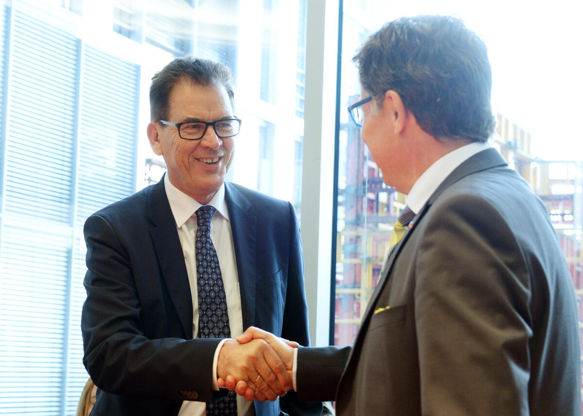 Koeppen, Jens; Müller, Gerd Jens Koeppen, (re), CDU/CSU, Vorsitzender des Ausschusses des Deutschen Bundestages Digitale Agenda, begrüßt den Bundesminister für wirtschaftliche Zusammenarbeit und Entwicklung, Dr. Gerd Müller, (li), der an einer Ausschusssitzung teilnimmt.