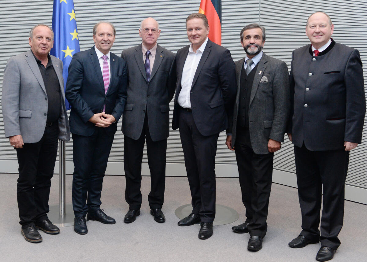 Lammert, Norbert; Brähmig, Klaus; Hechtl, Johann Bundestagspräsident Prof. Dr. Norbert Lammert, (3.v.li), empfängt eine Delegation, darunter der Vorsitzende aus Österreich, Johann Hechtl, (2.v.li), der Österreichisch-Deutschen Parlamentariergruppe des Nationalrates der Republik Österreich, zu einem Gespräch, an dem der Bundestagsabgeordnete  Klaus Brähmig, (re), CDU/CSU, teilnimmt.; Gruppenbild, Fahne, Fahnen.