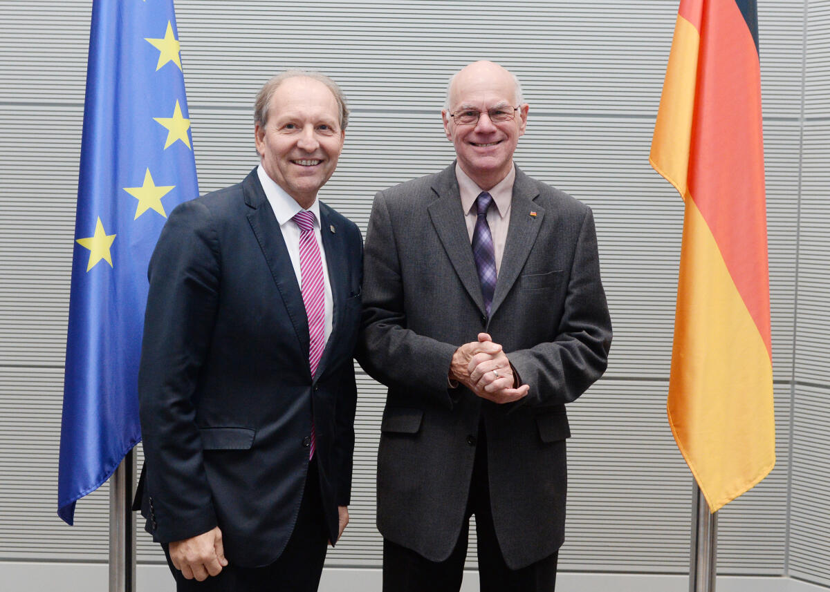 Lammert, Norbert; Hechtl, Johann Bundestagspräsident Prof. Dr. Norbert Lammert, (re), empfängt eine Delegation, darunter der Vorsitzende aus Österreich, Johann Hechtl, (li), der Österreichisch-Deutschen Parlamentariergruppe des Nationalrates der Republik Österreich, zu einem Gespräch.; Fahne, Fahnen.