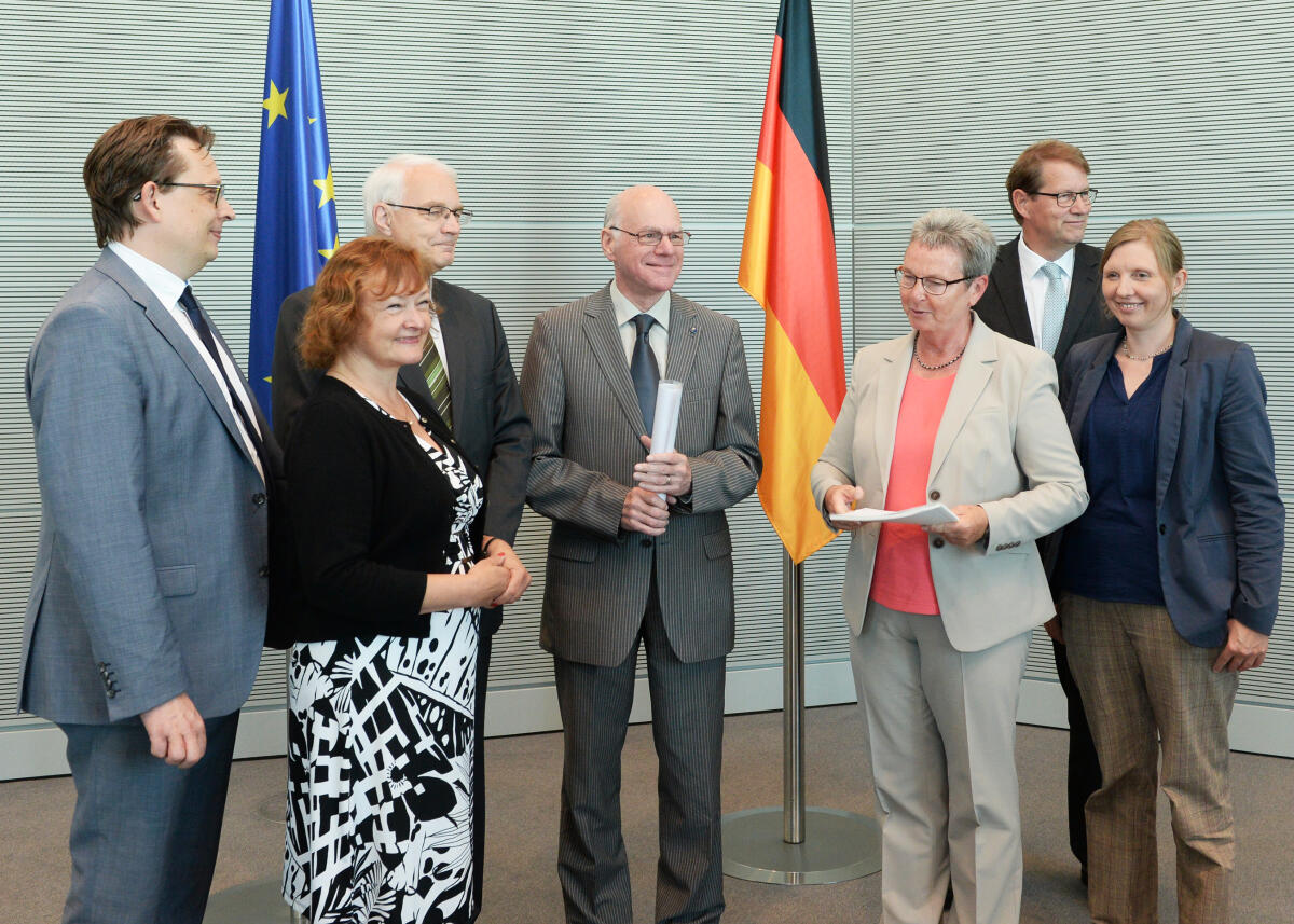 Bundestagspräsident Prof. Dr. Norbert Lammert, (mitte), CDU/CSU, nimmt den Jahresbericht 2015 des Petitionsausschusses entgegen. Diesen übergeben die Vorsitzende des Ausschusses, Kersten Steinke, (3.v.re), DIE LINKE, Corinna Rüffer, (re), Bündnis 90/Die Grünen, Gero Storjohann, (2.v.re), CDU/CSU, Kerstin Kassner, (2.v.li), DIE LINKE, Stefan Schwartze, (li), SPD, und Günter Baumann, (2.v.li), CDU/CSU.; Petition, Bericht, Übergabe, Gruppenfoto, Fahne, Fahnen. Lammert, Norbert; Steinke, Kersten; Rüffer, Corinna; Kassner, Kerstin; Baumann, Günter; Schwartze, Stefan; Storjohann, Gero Bundestagspräsident Prof. Dr. Norbert Lammert, (mitte), CDU/CSU, nimmt den Jahresbericht 2015 des Petitionsausschusses entgegen. Diesen übergeben die Vorsitzende des Ausschusses, Kersten Steinke, (3.v.re), DIE LINKE, Corinna Rüffer, (re), Bündnis 90/Die Grünen, Gero Storjohann, (2.v.re), CDU/CSU, Kerstin Kassner, (2.v.li), DIE LINKE, Stefan Schwartze, (li), SPD, und Günter Baumann, (2.v.li), CDU/CSU.; Petition, Bericht, Übergabe, Gruppenfoto, Fahne, Fahnen.