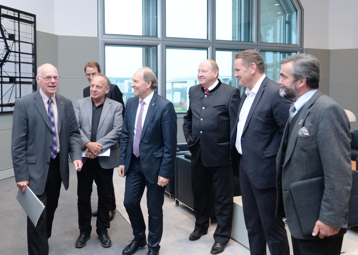 Lammert, Norbert; Brähmig, Klaus; Hechtl, Johann Bundestagspräsident Prof. Dr. Norbert Lammert, (li), empfängt eine Delegation, darunter der Vorsitzende aus Österreich, Johann Hechtl, (3.v.li), der Österreichisch-Deutschen Parlamentariergruppe des Nationalrates der Republik Österreich, zu einem Gespräch, an dem der Bundestagsabgeordnete  Klaus Brähmig, (3.v.re), CDU/CSU, teilnimmt.