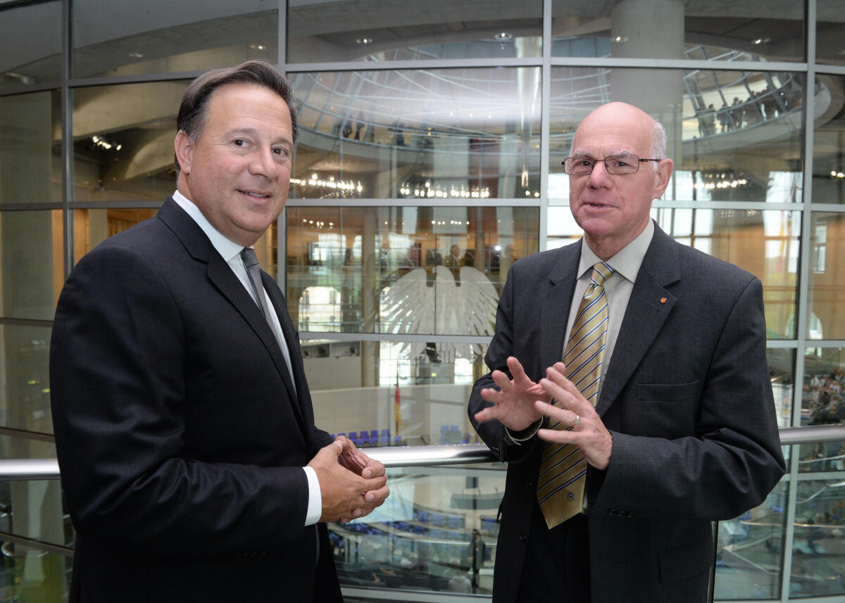 Lammert, Norbert; Varela, Juan Carlos Bundestagspräsident Prof. Dr. Norbert Lammert, (re), CDU/CSU, empfängt den Präsidenten der Republik Panama, Juan Carlos Varela, (li), zu einem Gespräch.; Geste, Gestik.
