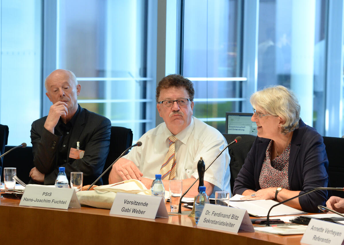 Prof. Dr. Dr. h. c. Hans Joachim Schellnhuber, (li), Vorsitzender Wissenschaftlicher Beirat der Bundesregierung für Globale Umweltveränderungen, WBGU, ist zu Gast beim Ausschuss des Deutschen Bundestages für wirtschaftliche Zusammenarbeit und Entwicklung. Gabi Weber, (re), SPD, leitet die Sitzung. Mitte: Hans-Joachim Fuchtel, CDU/CSU, Parlamentarischer Staatssekretär. Weber, Gabi; Schellnhuber, Hans Joachim; Fuchtel, Hans-Joachim Prof. Dr. Dr. h. c. Hans Joachim Schellnhuber, (li), Vorsitzender Wissenschaftlicher Beirat der Bundesregierung für Globale Umweltveränderungen, WBGU, ist zu Gast beim Ausschuss des Deutschen Bundestages für wirtschaftliche Zusammenarbeit und Entwicklung. Gabi Weber, (re), SPD, leitet die Sitzung. Mitte: Hans-Joachim Fuchtel, CDU/CSU, Parlamentarischer Staatssekretär.