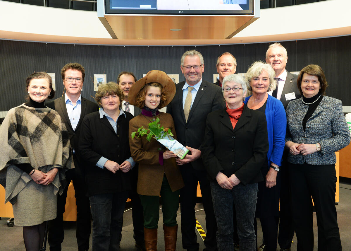 Gerig, Alois; Wendeler, Lil Alois Gerig, (6.v.re), CDU/CSU, Vorsitzender des Ausschusses des Deutschen Bundestages für Ernährung und Landwirtschaft, nimmt von der Baumkönigin Lil Wendeler (5.v.li) den Baum des Jahres 2016, die Winterlinde, im Rahmen einer Ausschusssitzung, entgegen. Hier mit den Ausschussmitgliedern.; Gruppenfoto, Übergabe, Natur, Geste, Gestik.