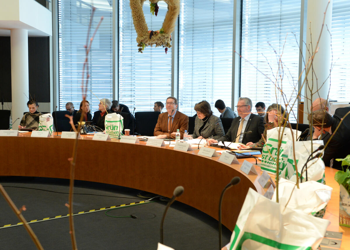 Gerig, Alois Alois Gerig, (4.v.re), CDU/CSU, Vorsitzender des Ausschusses des Deutschen Bundestages für Ernährung und Landwirtschaft, nimmt von der Baumkönigin Lil Wendeler den Baum des Jahres 2016, die Winterlinde, im Rahmen einer Ausschusssitzung, entgegen.; Übergabe.