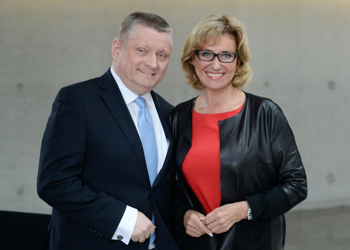 Dagmar G. Wöhrl, CDU/CSU, Vorsitzende des Ausschusses des Deutschen Bundestages für wirtschaftliche Zusammenarbeit und Entwicklung, empfängt den Bundesminister für Gesundheit, Hermann Gröhe, in der Ausschussitzung.; Bundesgesundheitsminister. Wöhrl, Dagmar G.; Gröhe, Hermann Dagmar G. Wöhrl, CDU/CSU, Vorsitzende des Ausschusses des Deutschen Bundestages für wirtschaftliche Zusammenarbeit und Entwicklung, empfängt den Bundesminister für Gesundheit, Hermann Gröhe, in der Ausschussitzung.; Bundesgesundheitsminister.