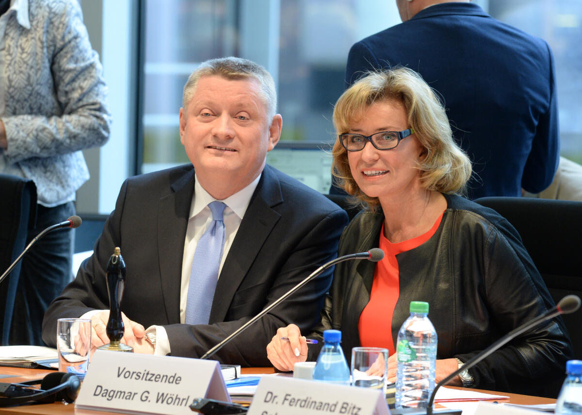 Dagmar G. Wöhrl, CDU/CSU, Vorsitzende des Ausschusses des Deutschen Bundestages für wirtschaftliche Zusammenarbeit und Entwicklung, empfängt den Bundesminister für Gesundheit, Hermann Gröhe, in der Ausschussitzung.; Bundesgesundheitsminister. Wöhrl, Dagmar G.; Gröhe, Hermann Dagmar G. Wöhrl, CDU/CSU, Vorsitzende des Ausschusses des Deutschen Bundestages für wirtschaftliche Zusammenarbeit und Entwicklung, empfängt den Bundesminister für Gesundheit, Hermann Gröhe, in der Ausschussitzung.; Bundesgesundheitsminister.
