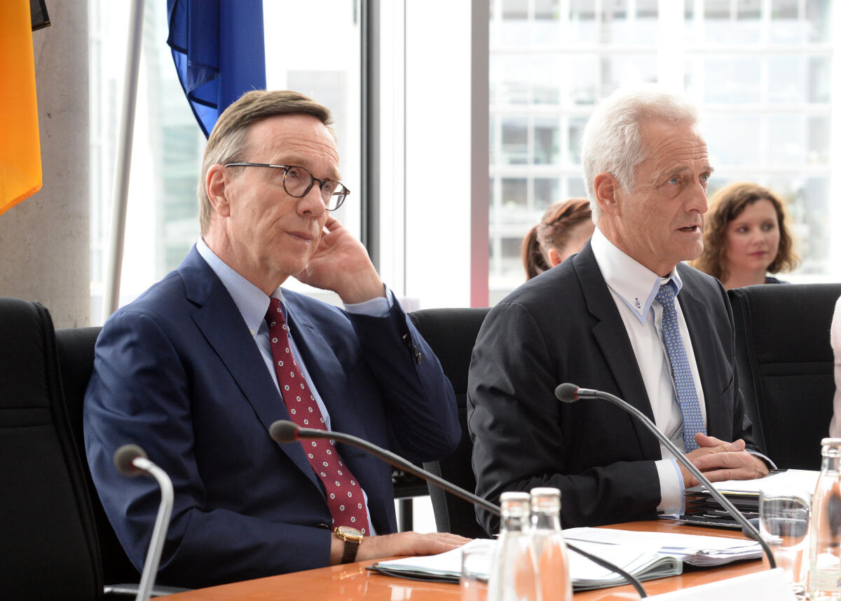 Der Präsident des Verbandes der Automobilindustrie, (VDA), Matthias Wissmann, (li), ist zu Gast beim Ausschuss des Deutschen Bundestages für Wirtschaft und Energie. Dr. Peter Ramsauer, (re), CDU/CSU, Vorsitzender des Ausschusses, leitet die Sitzung. Ramsauer, Peter; Wissmann, Matthias Der Präsident des Verbandes der Automobilindustrie, (VDA), Matthias Wissmann, (li), ist zu Gast beim Ausschuss des Deutschen Bundestages für Wirtschaft und Energie. Dr. Peter Ramsauer, (re), CDU/CSU, Vorsitzender des Ausschusses, leitet die Sitzung.