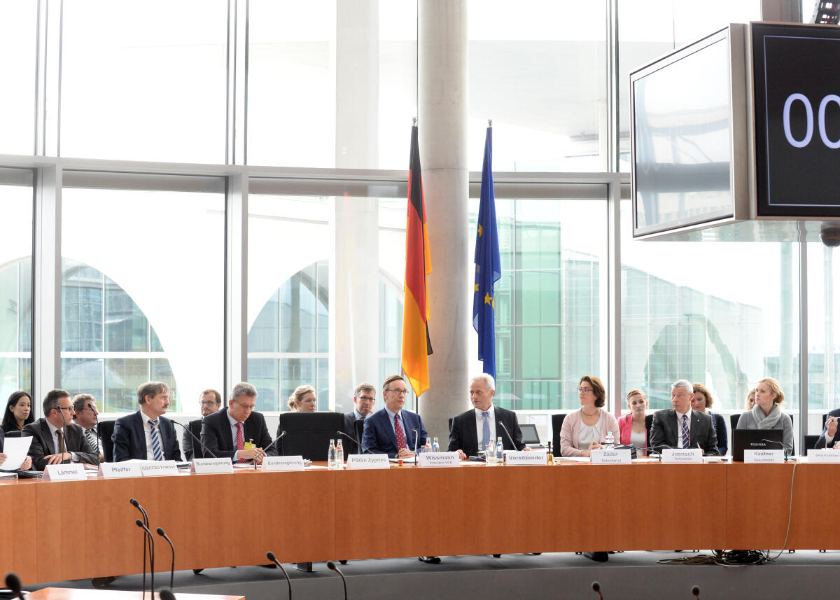 Der Präsident des Verbandes der Automobilindustrie, (VDA), Matthias Wissmann, (4.v.li), ist zu Gast beim Ausschuss des Deutschen Bundestages für Wirtschaft und Energie. Dr. Peter Ramsauer, (4.v.re), CDU/CSU, Vorsitzender des Ausschusses, leitet die Sitzung.; Übersicht. Ramsauer, Peter; Wissmann, Matthias Der Präsident des Verbandes der Automobilindustrie, (VDA), Matthias Wissmann, (4.v.li), ist zu Gast beim Ausschuss des Deutschen Bundestages für Wirtschaft und Energie. Dr. Peter Ramsauer, (4.v.re), CDU/CSU, Vorsitzender des Ausschusses, leitet die Sitzung.; Übersicht.