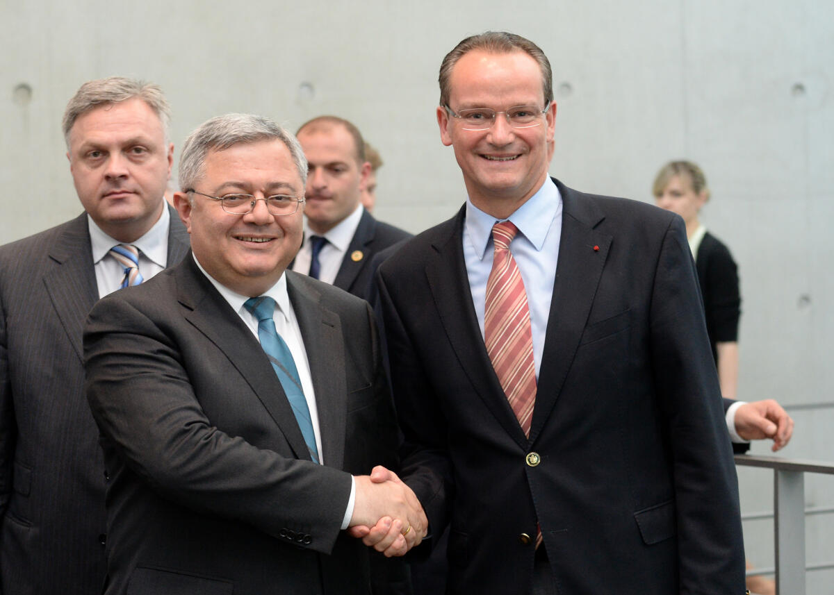 Gunther Krichbaum, (re), CDU/CSU, Vorsitzender des Ausschusses des Deutschen Bundestages für die Angelegenheiten der Europäischen Union, empfängt den Parlamentspräsidenten von Georgien, David Usupashvili, (li), im Ausschuss. Krichbaum, Gunther; Usupashvili, David Gunther Krichbaum, (re), CDU/CSU, Vorsitzender des Ausschusses des Deutschen Bundestages für die Angelegenheiten der Europäischen Union, empfängt den Parlamentspräsidenten von Georgien, David Usupashvili, (li), im Ausschuss.