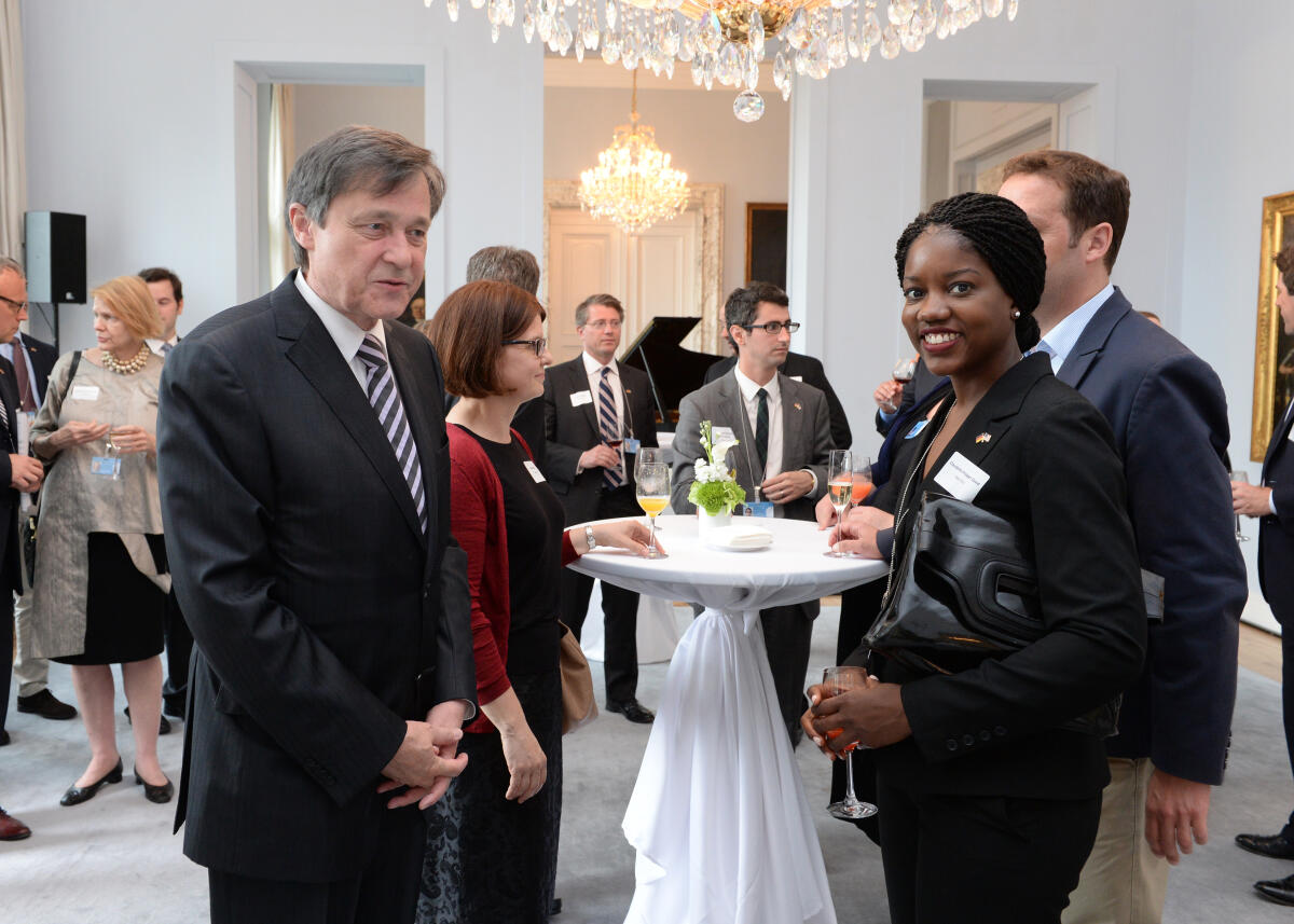 Risse, Horst Staatssekretär Dr. Horst Risse, (li), Direktor beim Deutschen Bundestag, begrüßt im Rahmen eines Empfangs für Mitarbeiter des Mitarbeiteraustausches USA 2016, die Gäste.