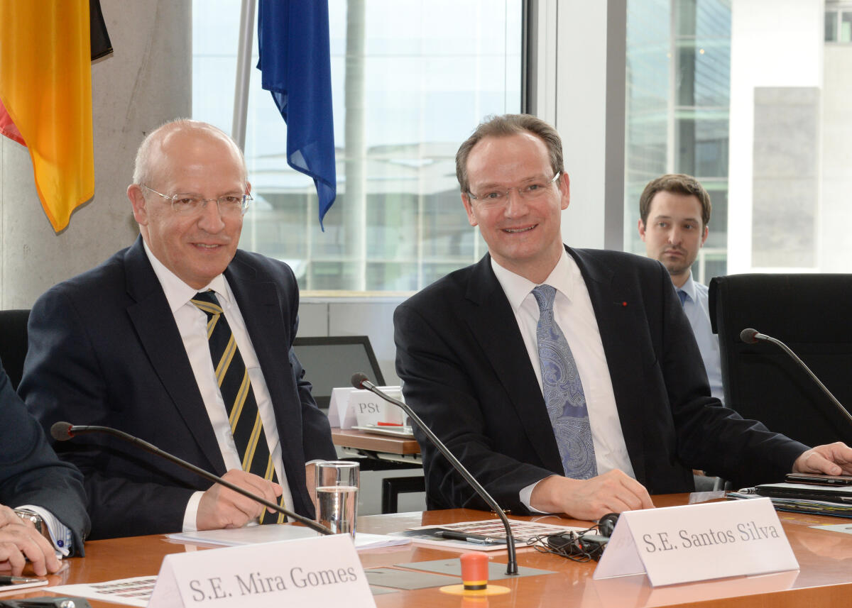 Krichbaum, Gunther; Siva, Santos Augusto Gunther Krichbaum, (re), CDU/CSU, Vorsitzender des Ausschusses des Deutschen Bundestages für die Angelegenheiten der Europäischen Union, empfängt den Außenminister der Republik Portugal, S. E. Augusto Santos Silva, (li), der als Gast an einer Ausschusssitzung teilnimmt.
