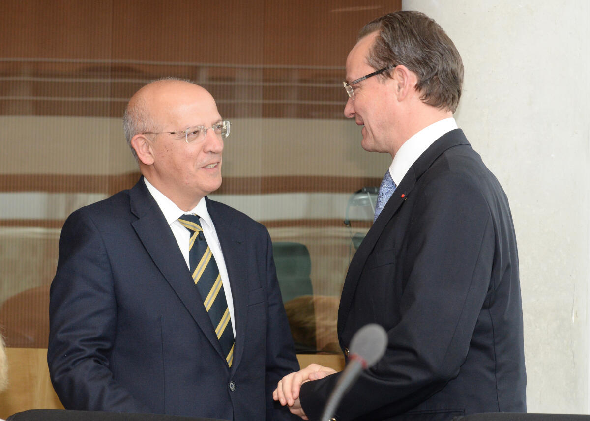 Gunther Krichbaum, (re), CDU/CSU, Vorsitzender des Ausschusses des Deutschen Bundestages für die Angelegenheiten der Europäischen Union, empfängt den Außenminister der Republik Portugal, S. E. Augusto Santos Silva, (li), der als Gast an einer Ausschusssitzung teilnimmt. Krichbaum, Gunther; Siva, Santos Augusto Gunther Krichbaum, (re), CDU/CSU, Vorsitzender des Ausschusses des Deutschen Bundestages für die Angelegenheiten der Europäischen Union, empfängt den Außenminister der Republik Portugal, S. E. Augusto Santos Silva, (li), der als Gast an einer Ausschusssitzung teilnimmt.