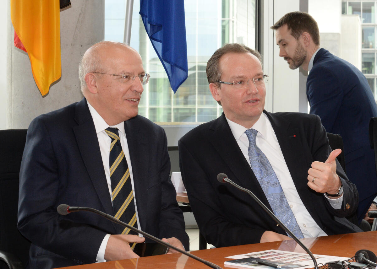 Gunther Krichbaum, (re), CDU/CSU, Vorsitzender des Ausschusses des Deutschen Bundestages für die Angelegenheiten der Europäischen Union, empfängt den Außenminister der Republik Portugal, S. E. Augusto Santos Silva, (li), der als Gast an einer Ausschusssitzung teilnimmt. Krichbaum, Gunther; Siva, Santos Augusto Gunther Krichbaum, (re), CDU/CSU, Vorsitzender des Ausschusses des Deutschen Bundestages für die Angelegenheiten der Europäischen Union, empfängt den Außenminister der Republik Portugal, S. E. Augusto Santos Silva, (li), der als Gast an einer Ausschusssitzung teilnimmt.