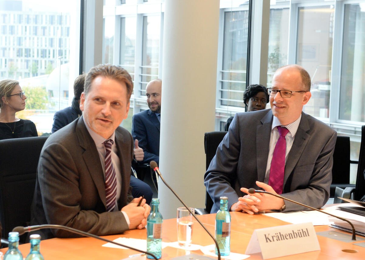 Pierre Krähenbühl, (li), Commissioner -General of the United Nations Relief and Works Agency for Palestine Refugees, ist zu Gast beim Ausschuss des Deutschen Bundestages für Menschenrechte und humanitäre Hilfe. Michael Brand, (re), CDU/CSU, Vorsitzender des Ausschusses, leitet die Sitzung. Brand, Michael; Krähenbühl, Pierre Pierre Krähenbühl, (li), Commissioner -General of the United Nations Relief and Works Agency for Palestine Refugees, ist zu Gast beim Ausschuss des Deutschen Bundestages für Menschenrechte und humanitäre Hilfe. Michael Brand, (re), CDU/CSU, Vorsitzender des Ausschusses, leitet die Sitzung.