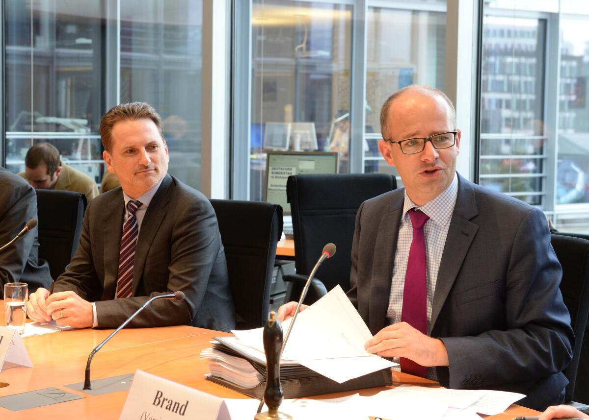 Pierre Krähenbühl, (li), Commissioner -General of the United Nations Relief and Works Agency for Palestine Refugees, ist zu Gast beim Ausschuss des Deutschen Bundestages für Menschenrechte und humanitäre Hilfe. Michael Brand, (re), CDU/CSU, Vorsitzender des Ausschusses, leitet die Sitzung. Brand, Michael; Krähenbühl, Pierre Pierre Krähenbühl, (li), Commissioner -General of the United Nations Relief and Works Agency for Palestine Refugees, ist zu Gast beim Ausschuss des Deutschen Bundestages für Menschenrechte und humanitäre Hilfe. Michael Brand, (re), CDU/CSU, Vorsitzender des Ausschusses, leitet die Sitzung.